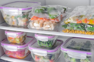 Konteyner ve buzdolabında dondurulmuş sebzeler ile plastik torbalar