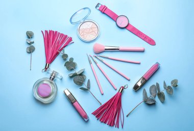 Tropikal yaprak ve aksesuarları renk arka plan üzerinde Dekoratif kozmetik