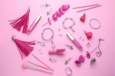 Renk arka plan üzerinde aksesuarları ile Dekoratif kozmetik