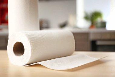 Mutfak masasının üzerinde rulo kağıt havlu