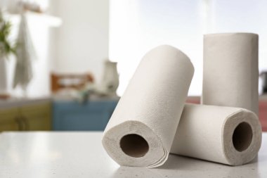 Mutfak masasının üzerinde rulo kağıt havlu