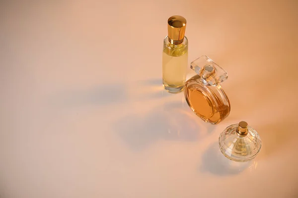 Açık renkli parfüm şişe — Stok fotoğraf