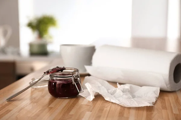 Rollo de toallas de papel con tarro de mermelada en la mesa de la cocina — Foto de Stock