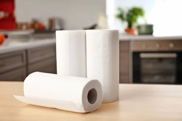 厨房桌上的纸巾卷 — 图库照片