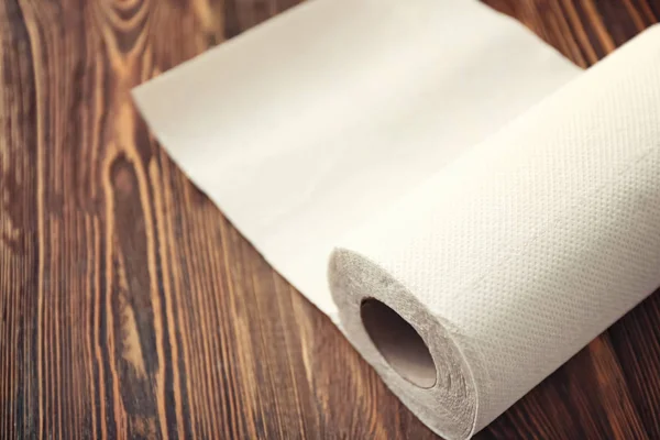 Rolo de toalhas de papel na mesa da cozinha — Fotografia de Stock