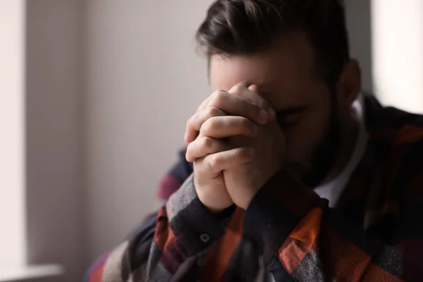 Joven religioso rezando a Dios en casa —  Fotos de Stock