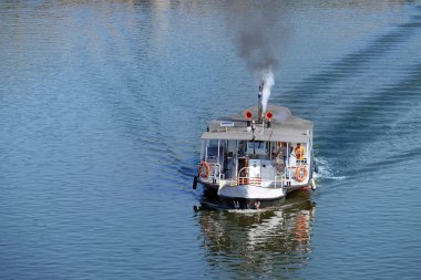 tekne nehrinin aşağı kayan