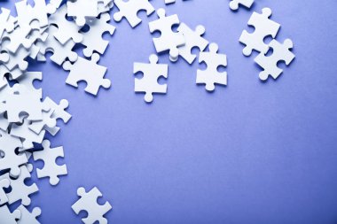 Parçalı bulmaca renk arka plan üzerinde parçaları