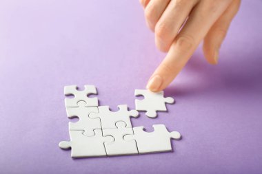 El renk arka plan, closeup bulmaca yapıyor kadın