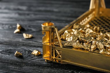 Koyu ahşap arka plan, closeup üzerinde altın nuggets ile tepsi