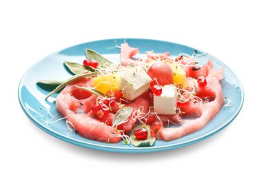 Beyaz zemin üzerine lezzetli karpuz salata ile plaka