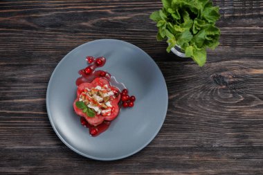 Ahşap masa, üstten görünüm salataya lezzetli karpuz ile plaka