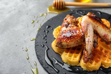 Kayrak tabakta tavuk kanatlı lezzetli waffle