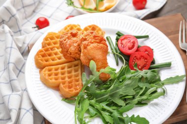 Waffle tavuk ve sebze plaka üzerinde kalp şeklinde