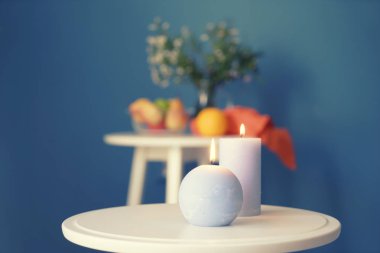 Güzel mumlar kapalı beyaz masanın üzerine yazma