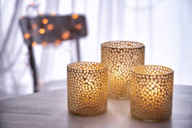 Ahşap masa kapalı dekoratif tutucular mumlar yanan güzel