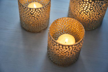 Masada dekoratif sahipleri mumlar yanan güzel