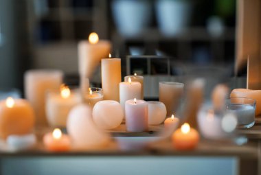 Gözlük sayesinde ahşap masa üzerinde güzel yanan mumlar, görüntüleme