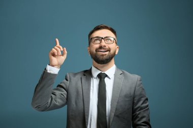 Renk arka plan üzerinde bir şey gösteren başarılı bir iş adamı