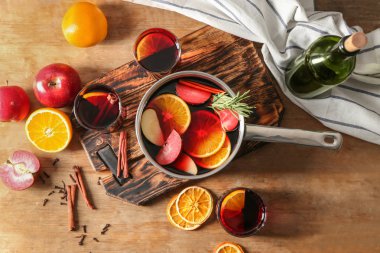 Gözlük ve tencere ahşap masa lezzetli mulled şarap