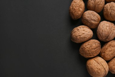 Koyu arka plan üzerinde soyulmamış ceviz