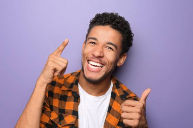 Renk arka plan üzerinde mutlu Afrikalı-Amerikalı adam portresi