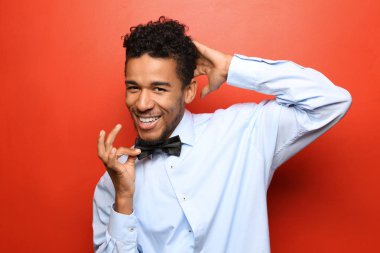 Afrikalı-Amerikalı yakışıklı papyon renk arka plan üzerinde sabitleme