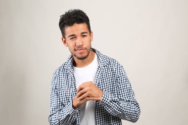 Açık renkli kurnaz Afrikalı-Amerikalı adam portresi