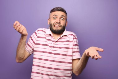 Renk arka plan üzerinde şaşkın adam portresi