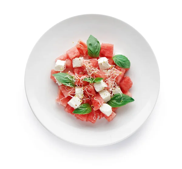 Plaat met heerlijke watermeloen salade op witte achtergrond — Stockfoto