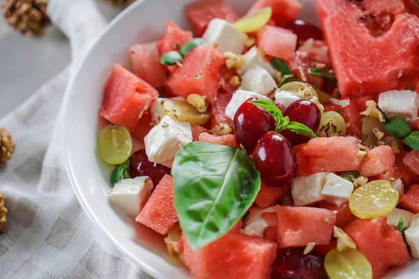 Heerlijke watermeloen salade op plaat, close-up — Stockfoto