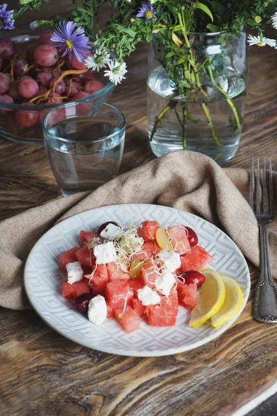 Ahşap masa salataya lezzetli karpuz ile plaka