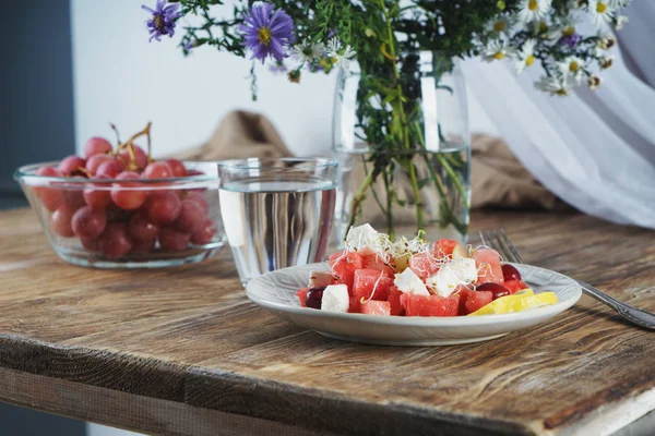 Ahşap masa salataya lezzetli karpuz ile plaka