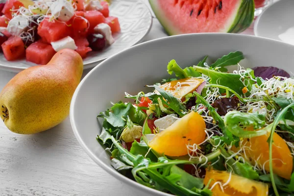 Beyaz masa salataya lezzetli karpuz ile plaka