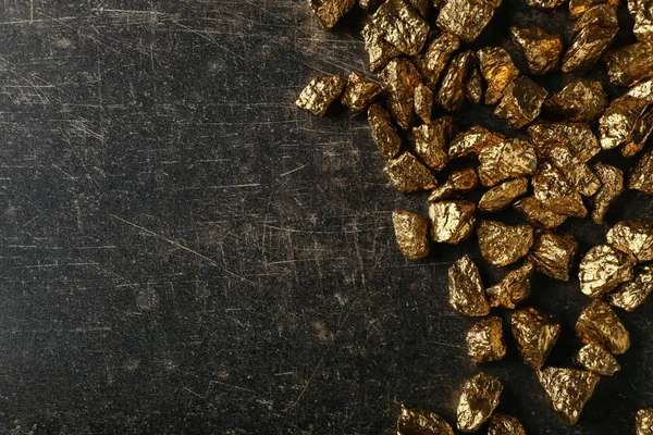 Bryłki złota na czarnym tle — Zdjęcie stockowe