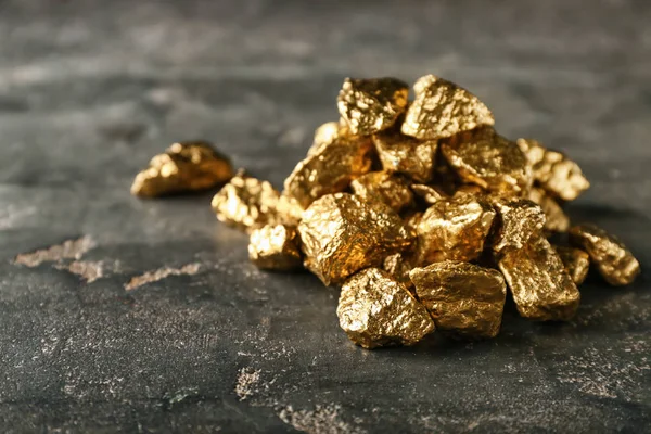 Gold nuggets on dark background — Stock Photo, Image