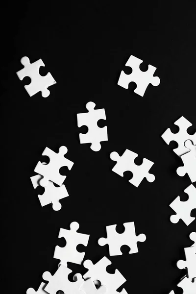 Puzzleteile auf dunklem Hintergrund — Stockfoto