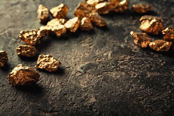 Nuggets de ouro no fundo escuro — Fotografia de Stock