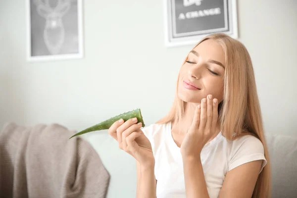 Hermosa joven usando aloe vera en casa — Foto de Stock