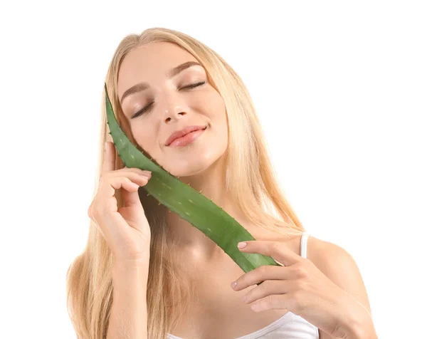 Gyönyörű fiatal nő, aloe vera, fehér háttér — Stock Fotó