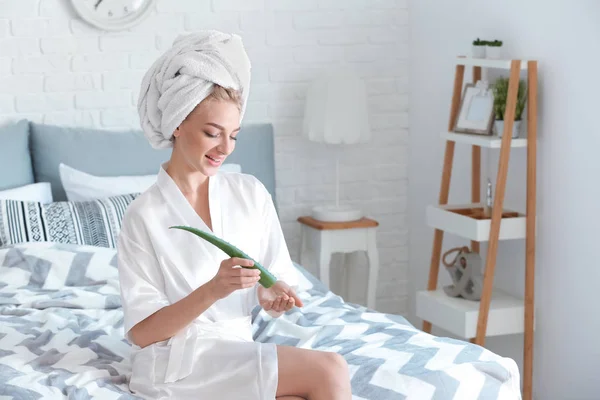 Hermosa joven usando aloe vera en casa — Foto de Stock