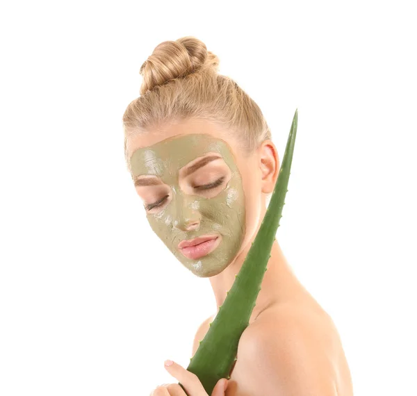 Wanita muda cantik dengan masker wajah mengandung ekstrak aloe vera, pada latar belakang putih — Stok Foto