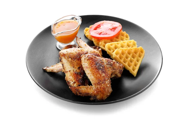 Deliciosos gofres con alas de pollo y salsa en plato, aislados en blanco —  Fotos de Stock