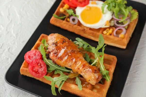 Вкусные вафли с куриной ножкой и жареным яйцом на тарелке, крупным планом — стоковое фото