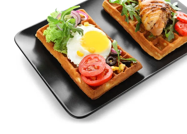Вкусные вафли с куриной ножкой и жареным яйцом на тарелке, изолированные на белом — стоковое фото