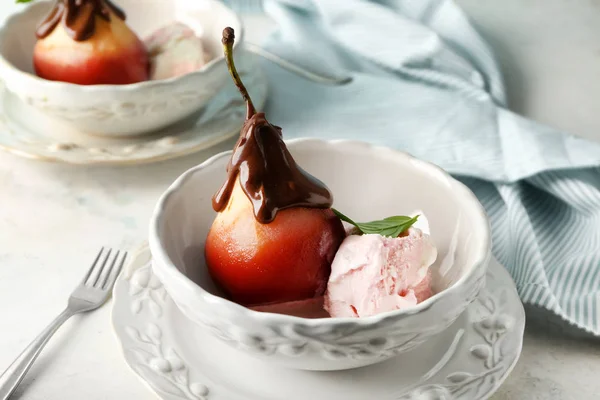 Bowl with ice cream and sweet pear stewed in red wine on table — Stock Photo, Image