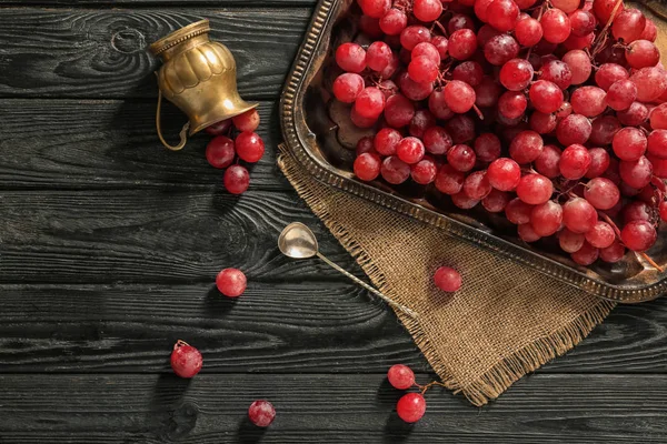 Samenstelling met rijpe druiven op houten tafel — Stockfoto
