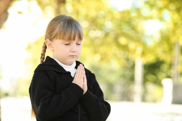 Little girl praying outdoors — Stock Photo, Image