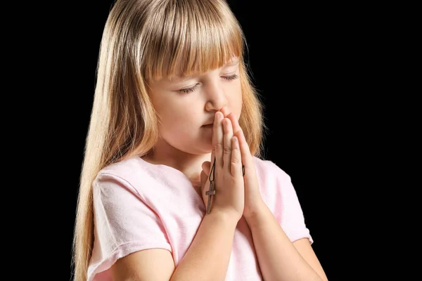 A sötét háttér előtt imádkozott kislány — Stock Fotó