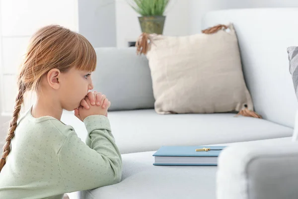 Little girl praying at home — Stock Photo, Image